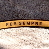 Ci sono ricordi che vogliamo avere a portata di sguardo ogni giorno e condividere con il resto del mondo. Altri invece li vogliamo tenere per noi, a contatto con la nostra pelle, segreti. Aggiungi un testo all’interno del tuo Flashback, una frase o una data importante, un nome speciale, un messaggio segreto da custodire per sempre. 