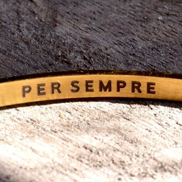 Ci sono ricordi che vogliamo avere a portata di sguardo ogni giorno e condividere con il resto del mondo. Altri invece li vogliamo tenere per noi, a contatto con la nostra pelle, segreti. Aggiungi un testo all’interno del tuo Flashback, una frase o una data importante, un nome speciale, un messaggio segreto da custodire per sempre. 